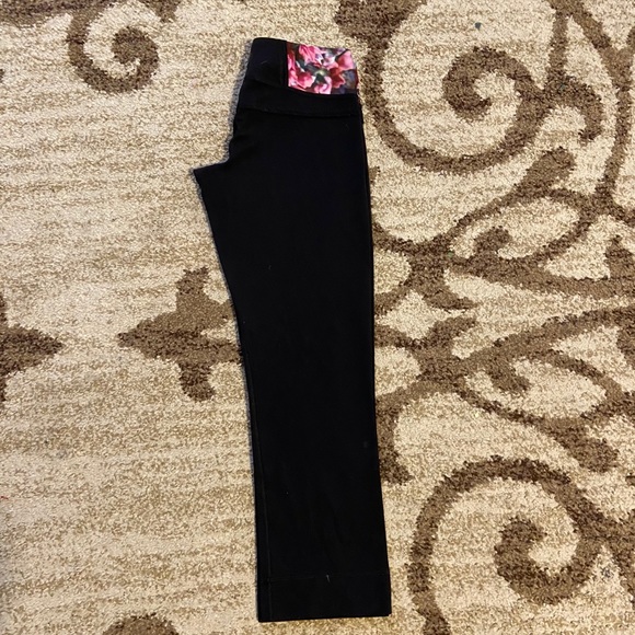Lululemon Black/Floral Cropped Leggings SZ 4 XS Activewear Yoga Low Rise Y2K - Picture 8 of 15